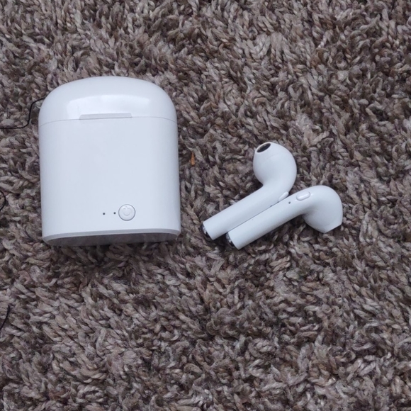 Airpods - Picture 2 of 2